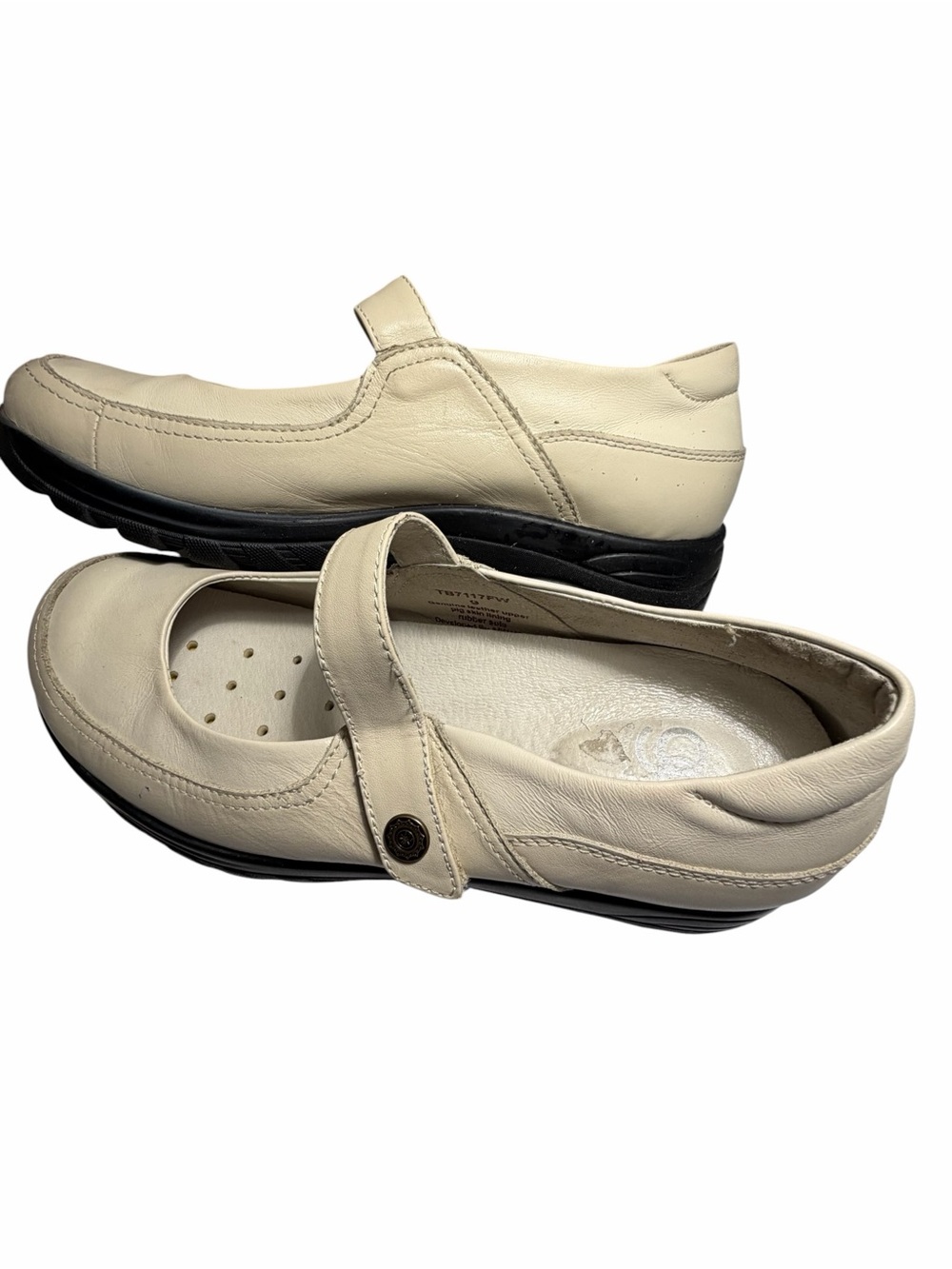 Gravity Defyer Comfortable Leather Cream Mary Jane Shoe with Adjustable Strap 9